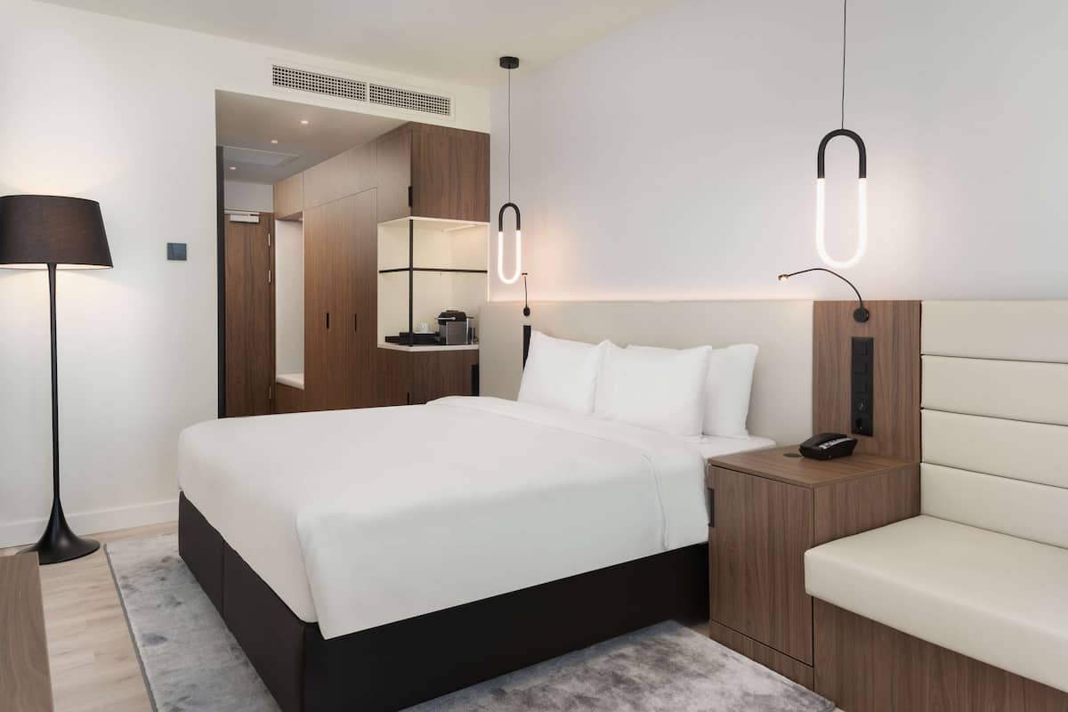 Premium Room | 1 bedroom, minibar, in-room safe, desk