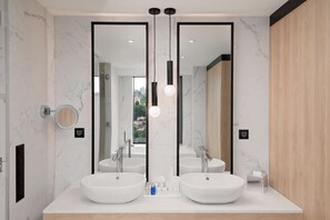 Presidentiële suite, uitzicht op park | Badkamer | Een haardroger, pantoffels, handdoeken