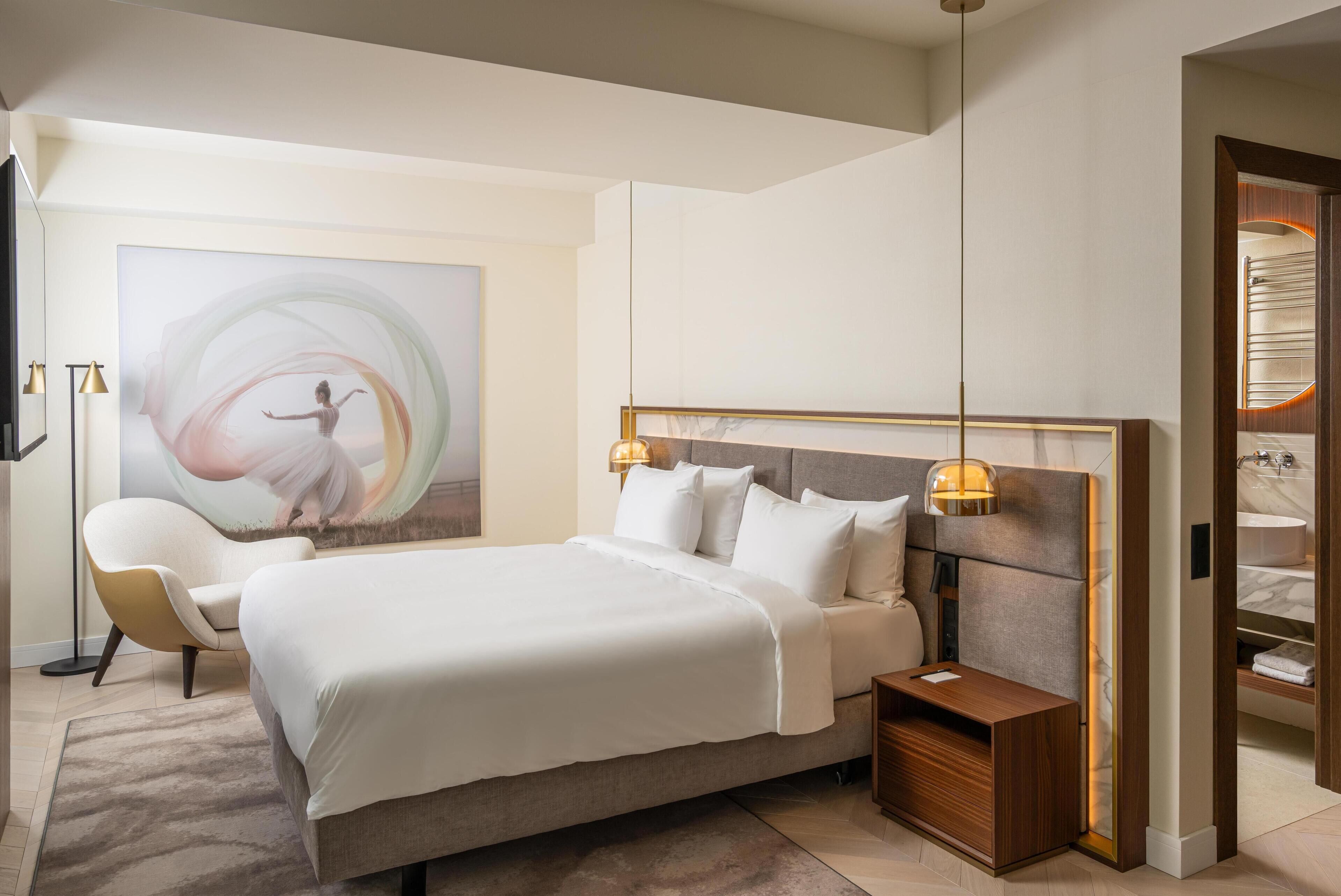 Minibar, caja de seguridad en la habitación y escritorio 