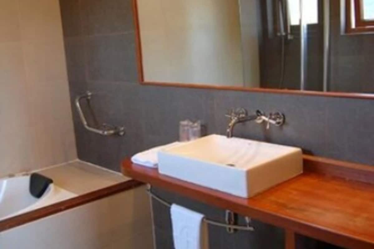 suite | bathroom sink