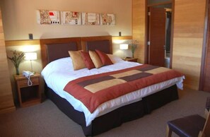 高档床上用品、迷你吧、客房内保险箱、办公桌