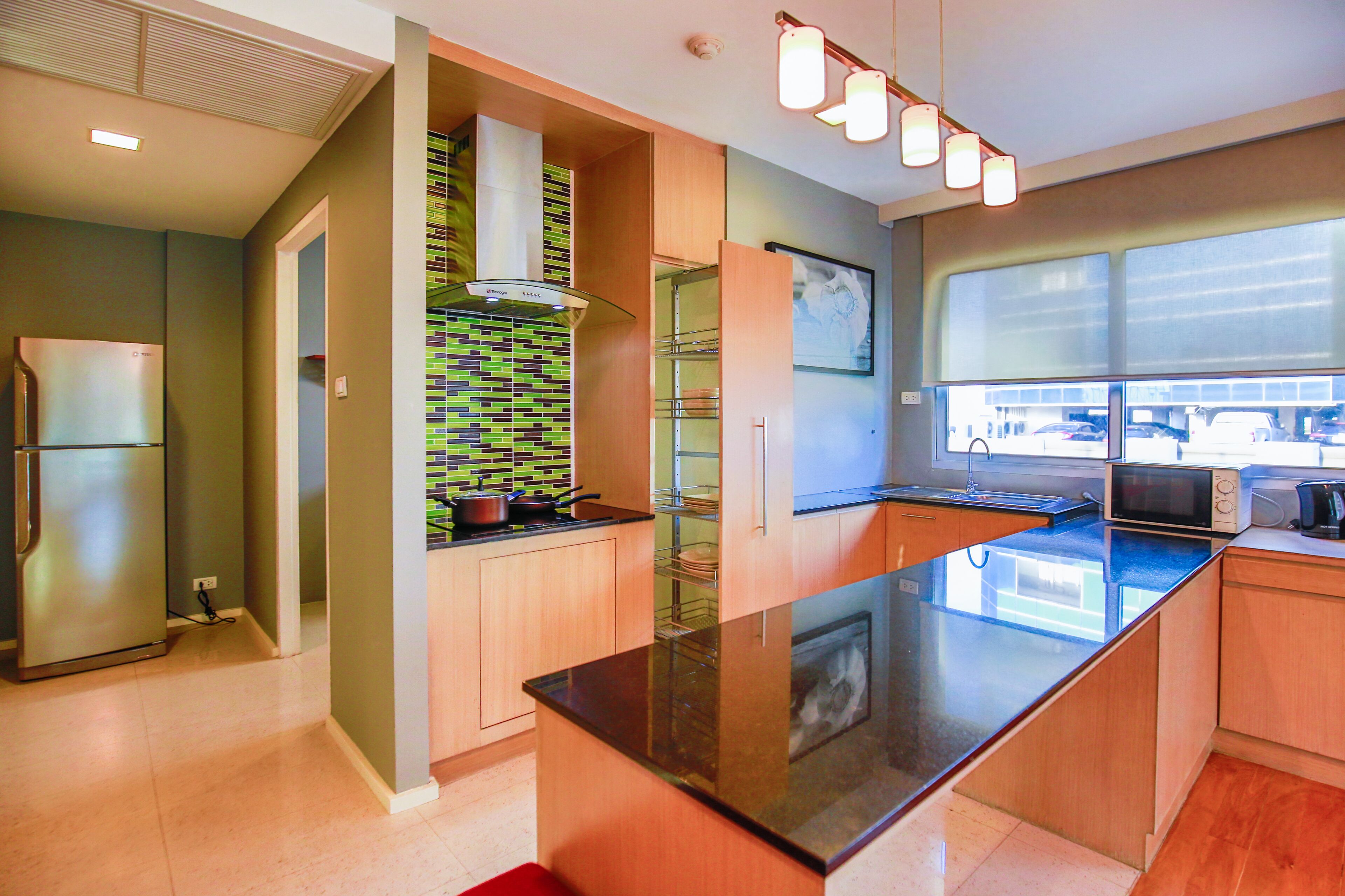 executive suite, 2 bedrooms | private kitchen | fridge, microwave, coffee/tea maker, dining tables