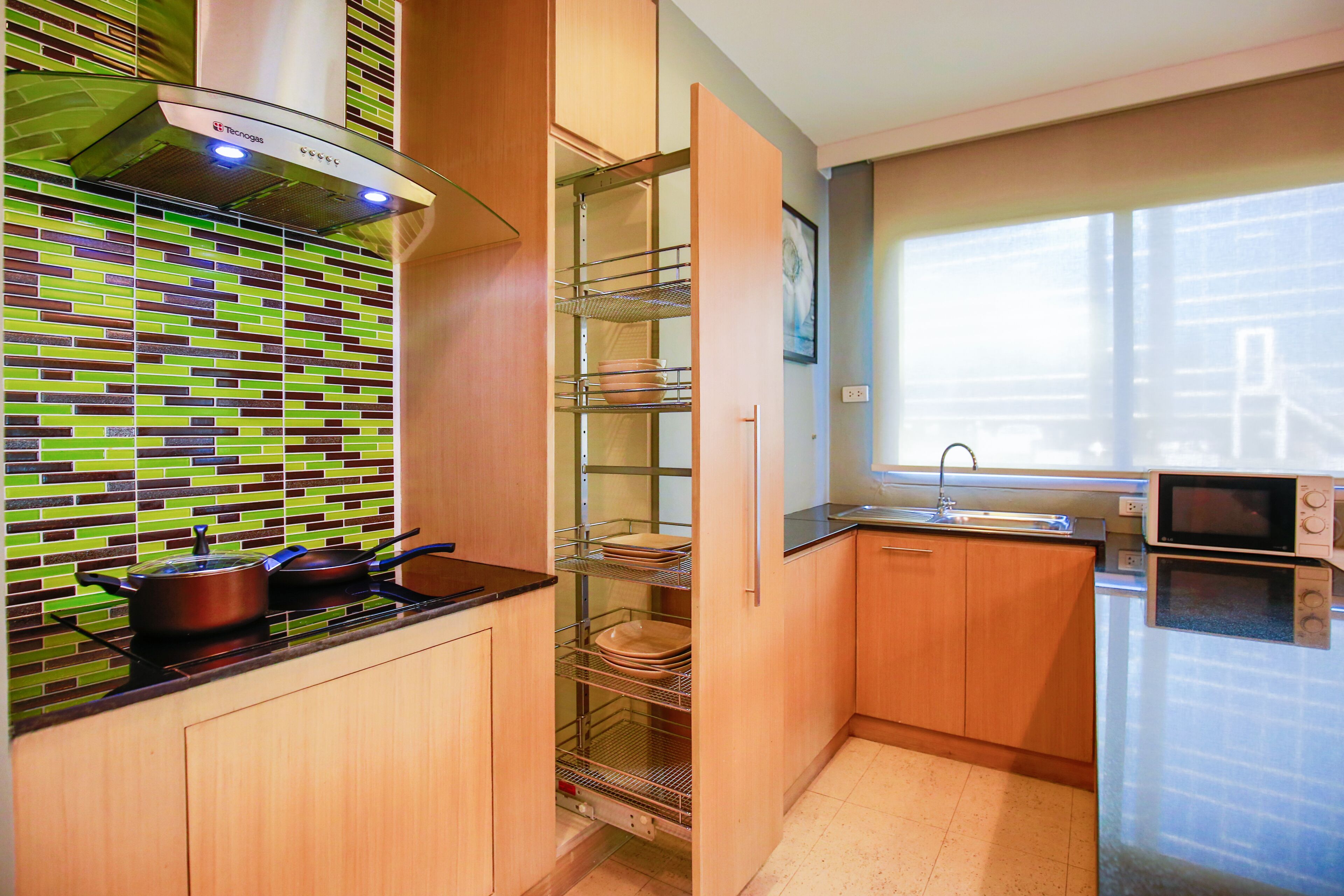 executive suite, 2 bedrooms | private kitchen | fridge, microwave, coffee/tea maker, dining tables