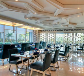 每日供应自助式早餐（每人 THB 300）