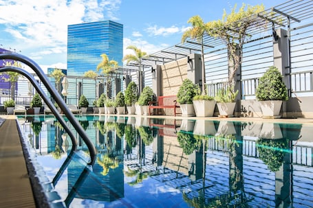 Una piscina al aire libre. Northgate Ratchayothin