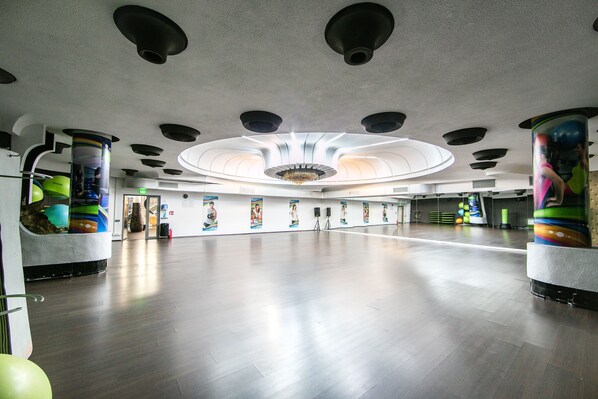 A spacious indoor area with a high ceiling, recessed lighting, and a central chandelier. - Hotel Belvedere (Cluj-Napoca)