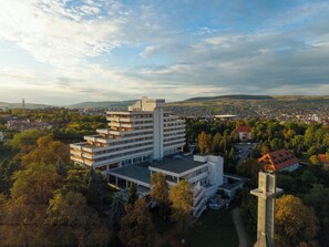 A multi-story hotel with a flat roof and a prominent tower-like structure. - Hotel Belvedere (Cluj-Napoca)