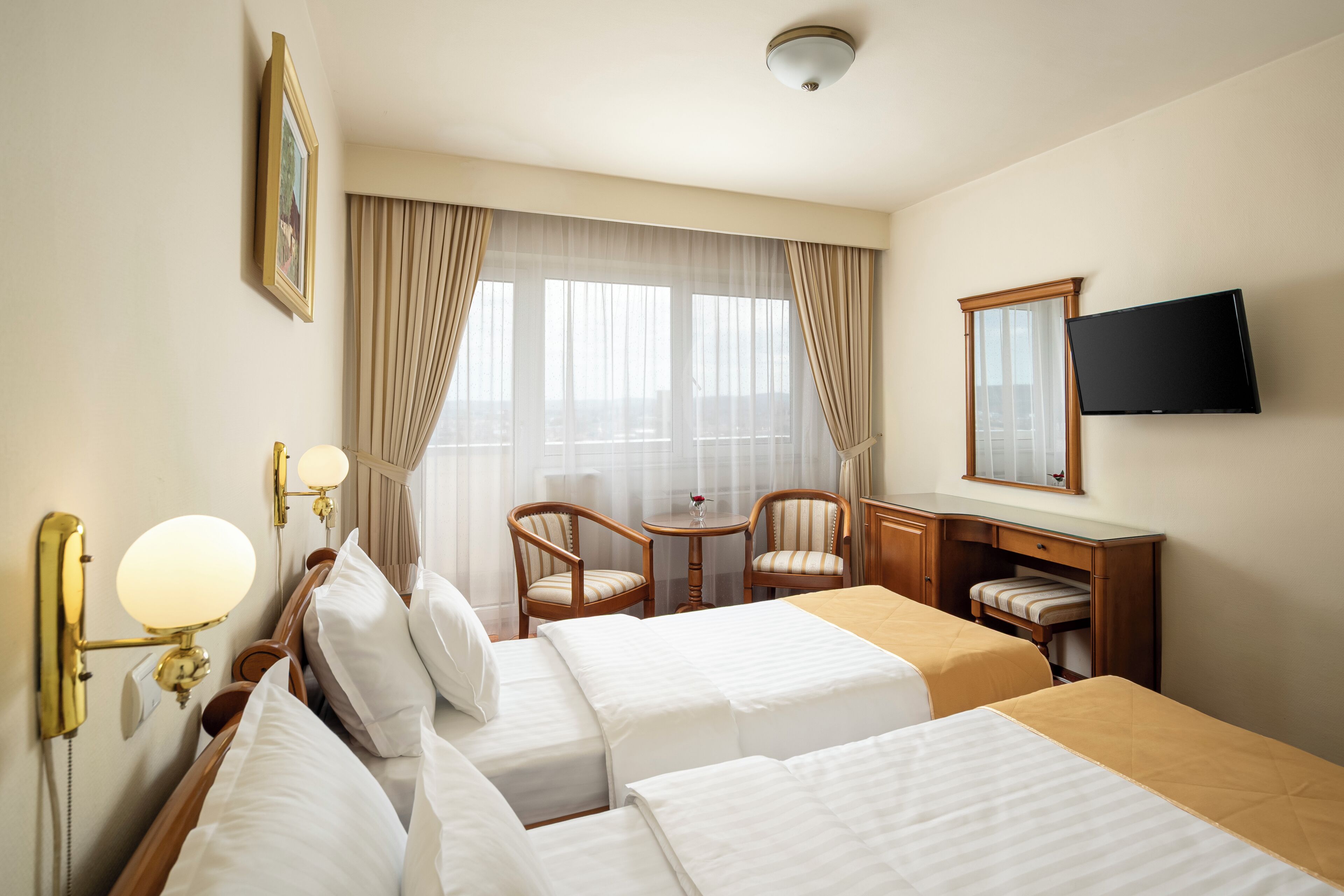 Minibar, in-room safe, desk, WiFi (free)