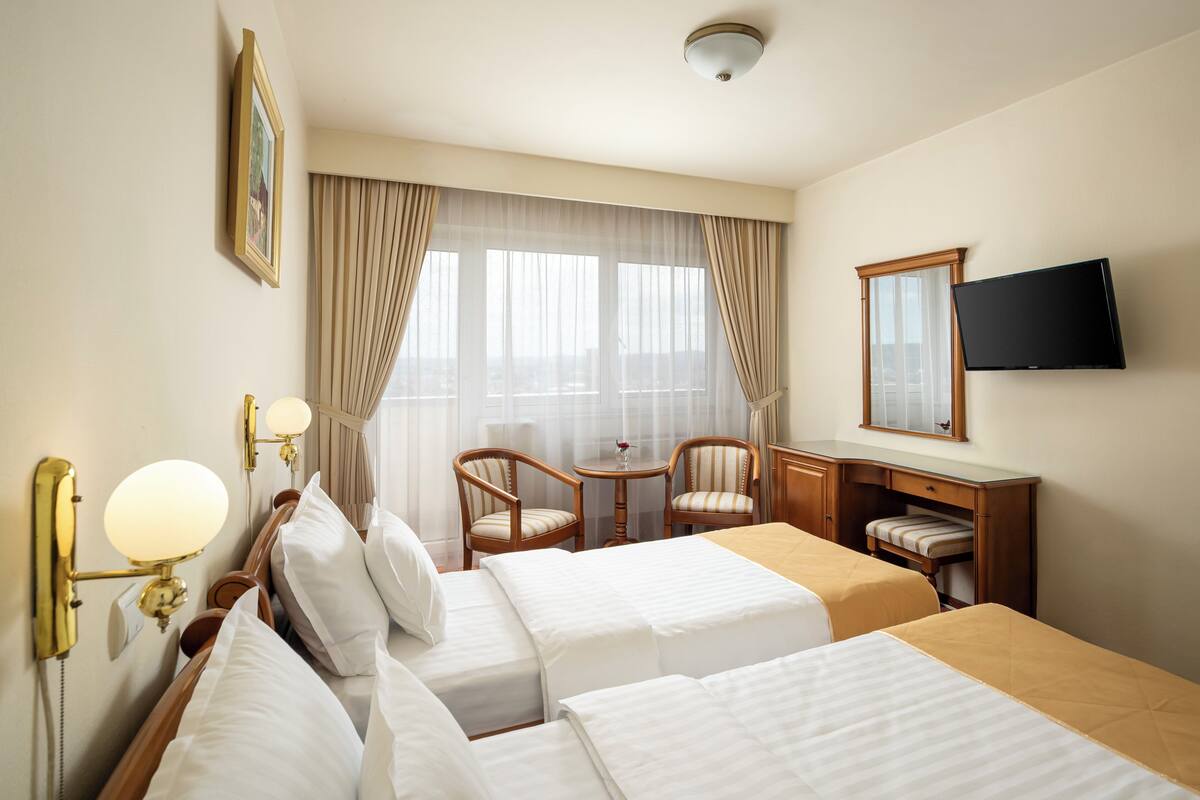 Minibar, in-room safe, desk, WiFi (free)