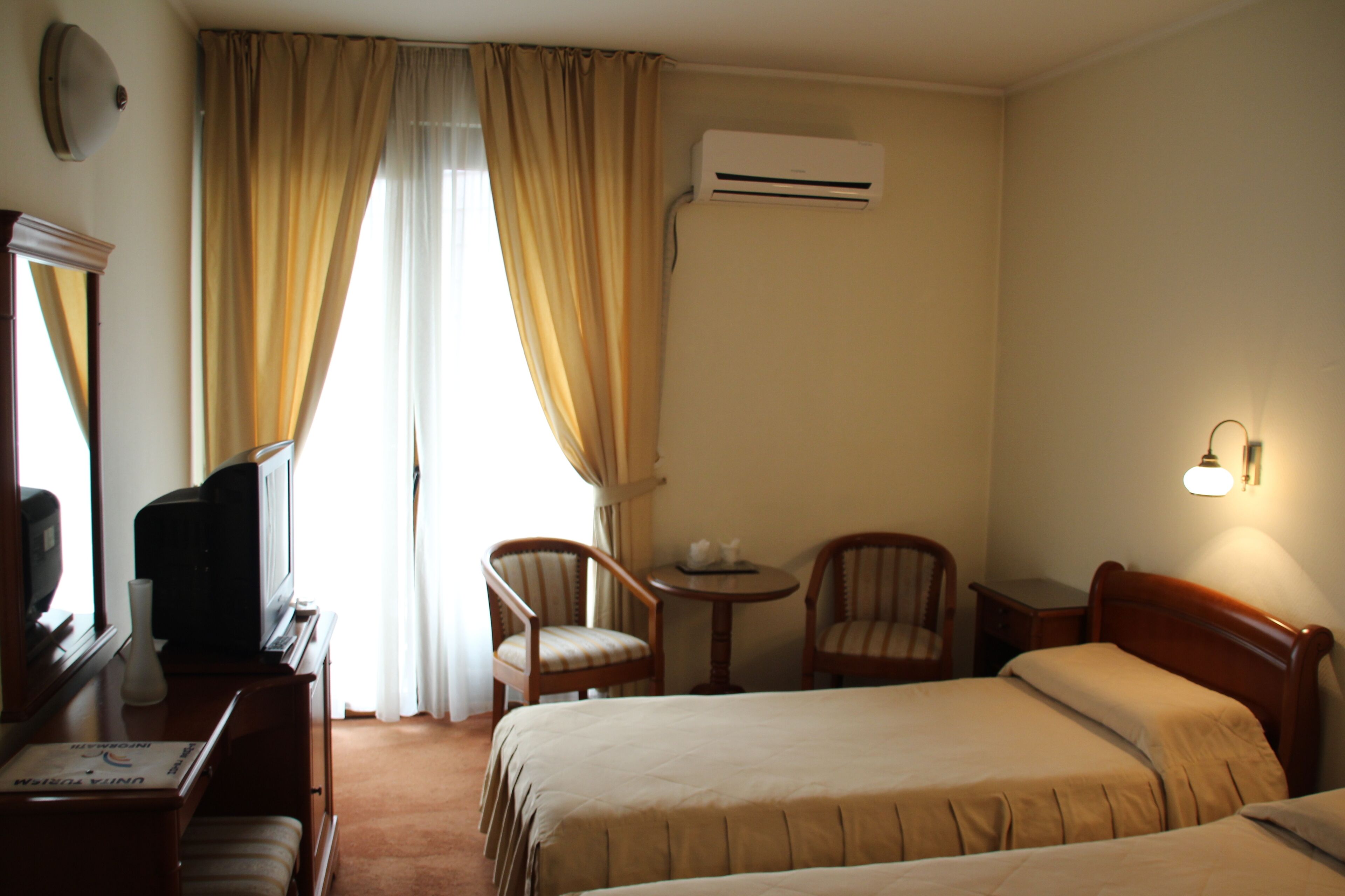 ميني بار وخزنة داخل الغرفة