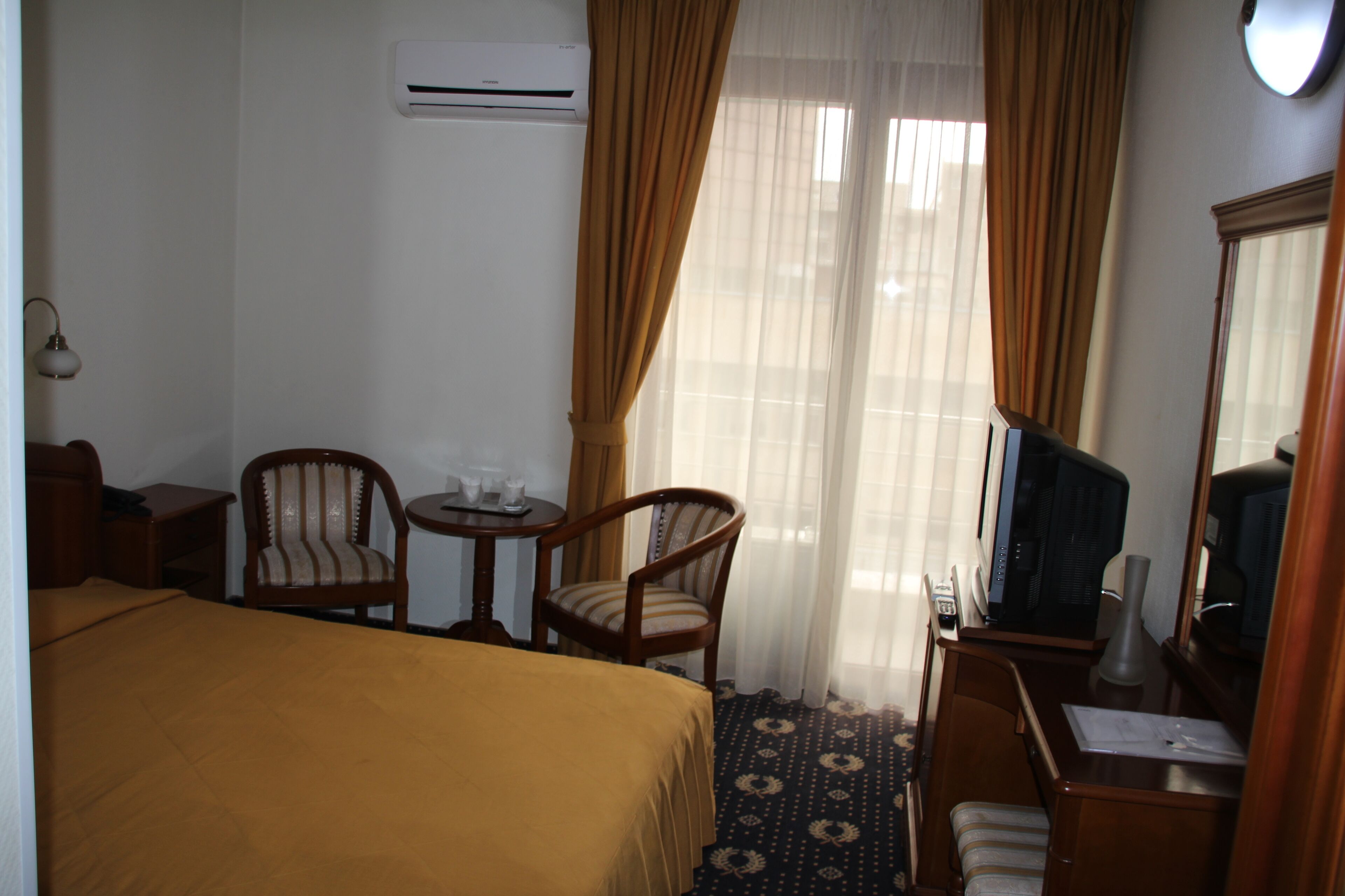 ميني بار وخزنة داخل الغرفة