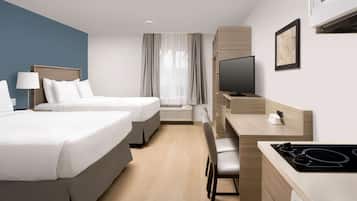 Escritorio, espacio para trabajar con laptop y cortinas blackout