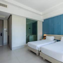 Artículos del minibar gratis y caja de seguridad en la habitación