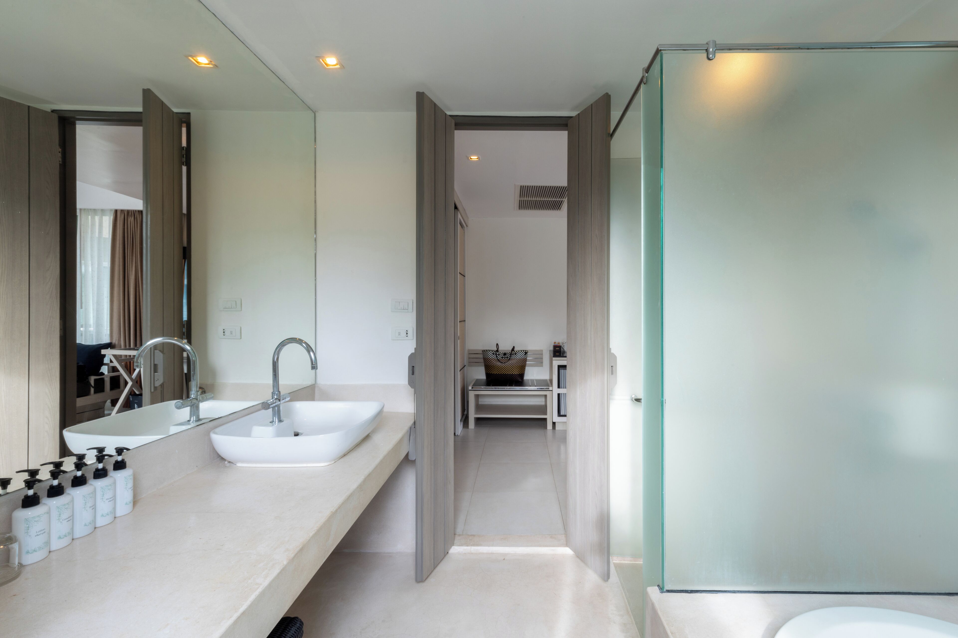 mini suite | bathroom | free toiletries, slippers, towels