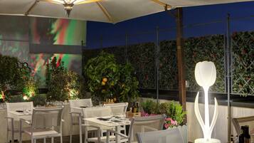 Se sirven cenas y cocina italiana, restaurante con mesas al aire libre