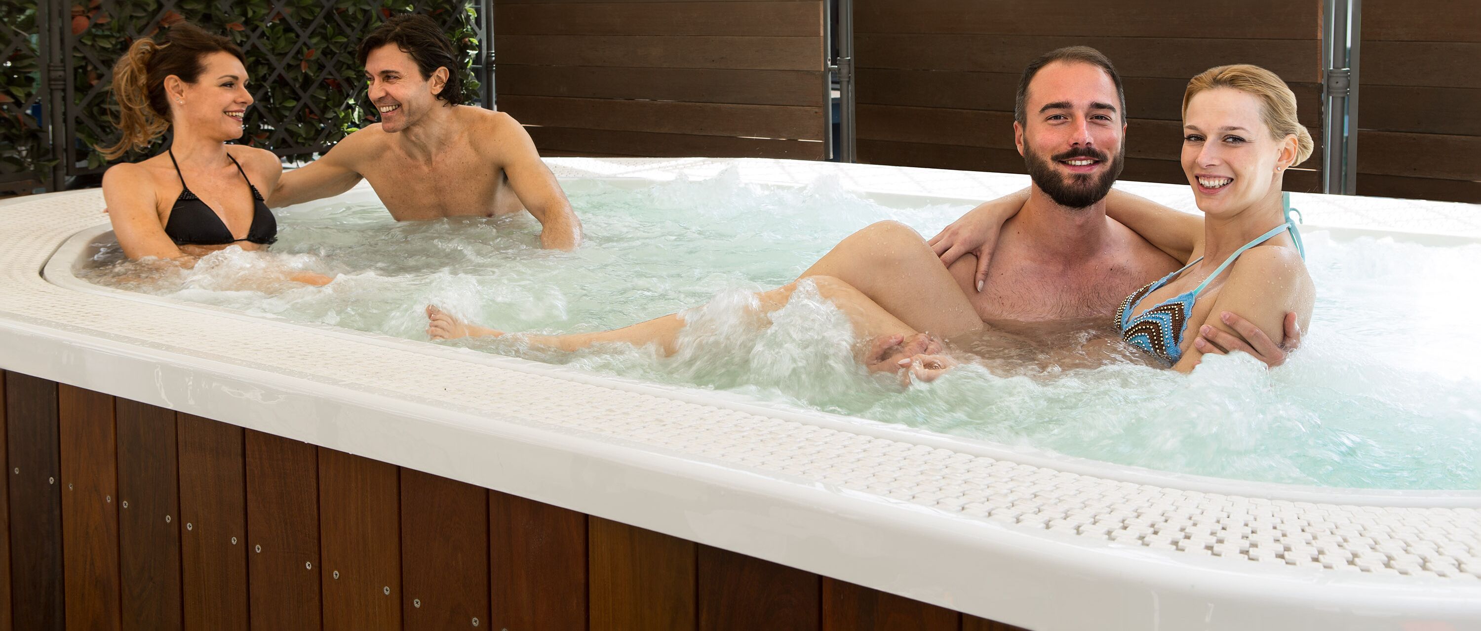 Een jacuzzi met drie personen.