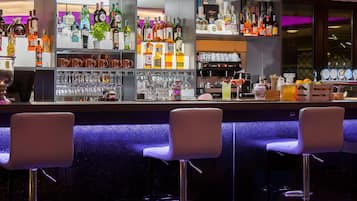Cocktail bar, con tavoli all'aperto, aperto tutti i giorni