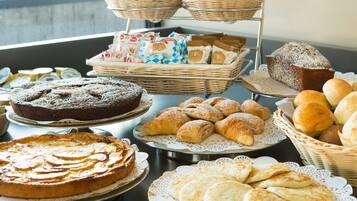 Desayuno buffet diario (EUR 12 por persona)