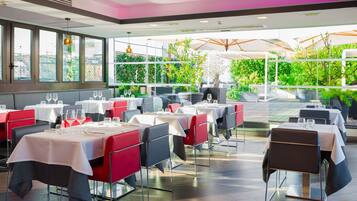 Dinner served, Italian cuisine, alfresco dining