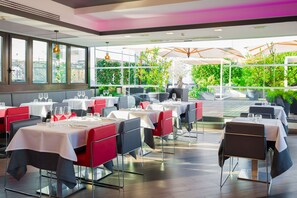 Dinner served, Italian cuisine, al fresco dining  - iQ Hotel Roma (Rome)