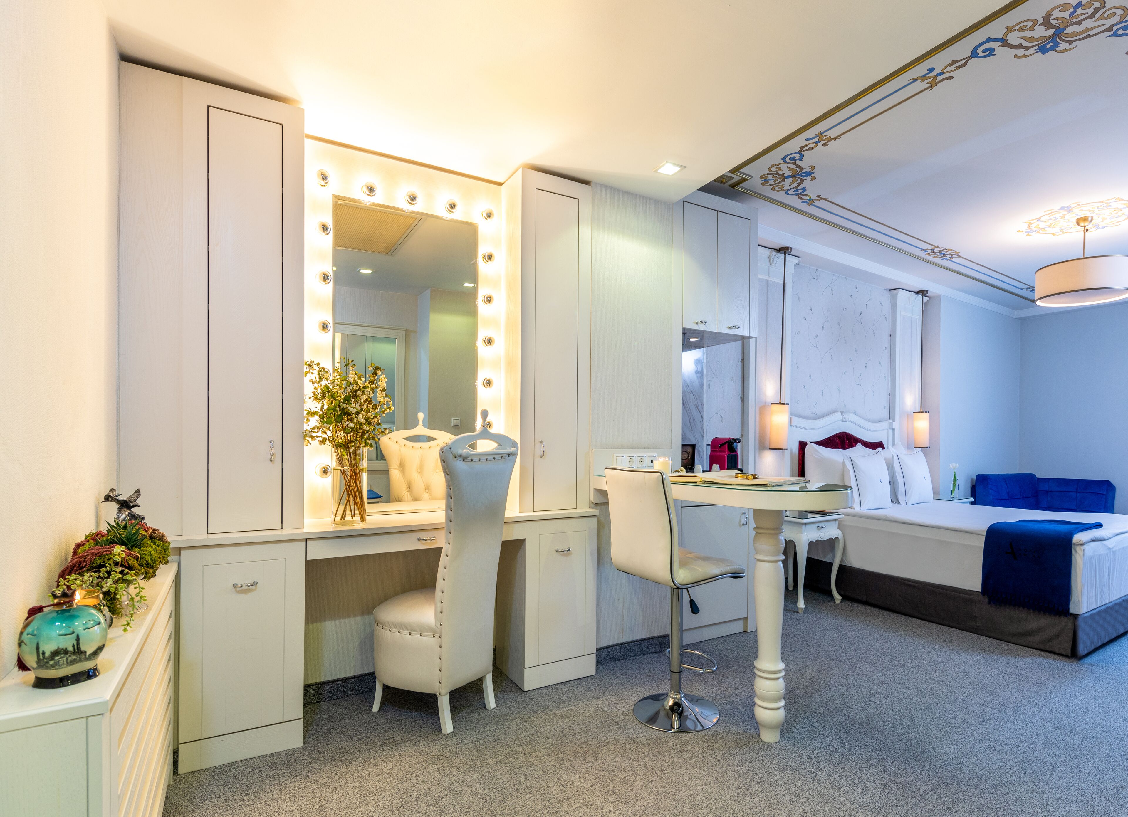 suite, balcony, partial sea view | 1 bedroom, premium bedding, tempur-pedic beds, minibar