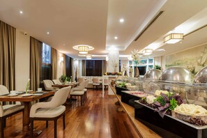 매일 뷔페 아침 식사 유료