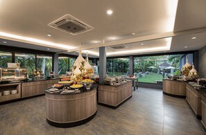 Daily buffet breakfast (THB 395 per person) - Krabi La Playa Resort (Krabi)