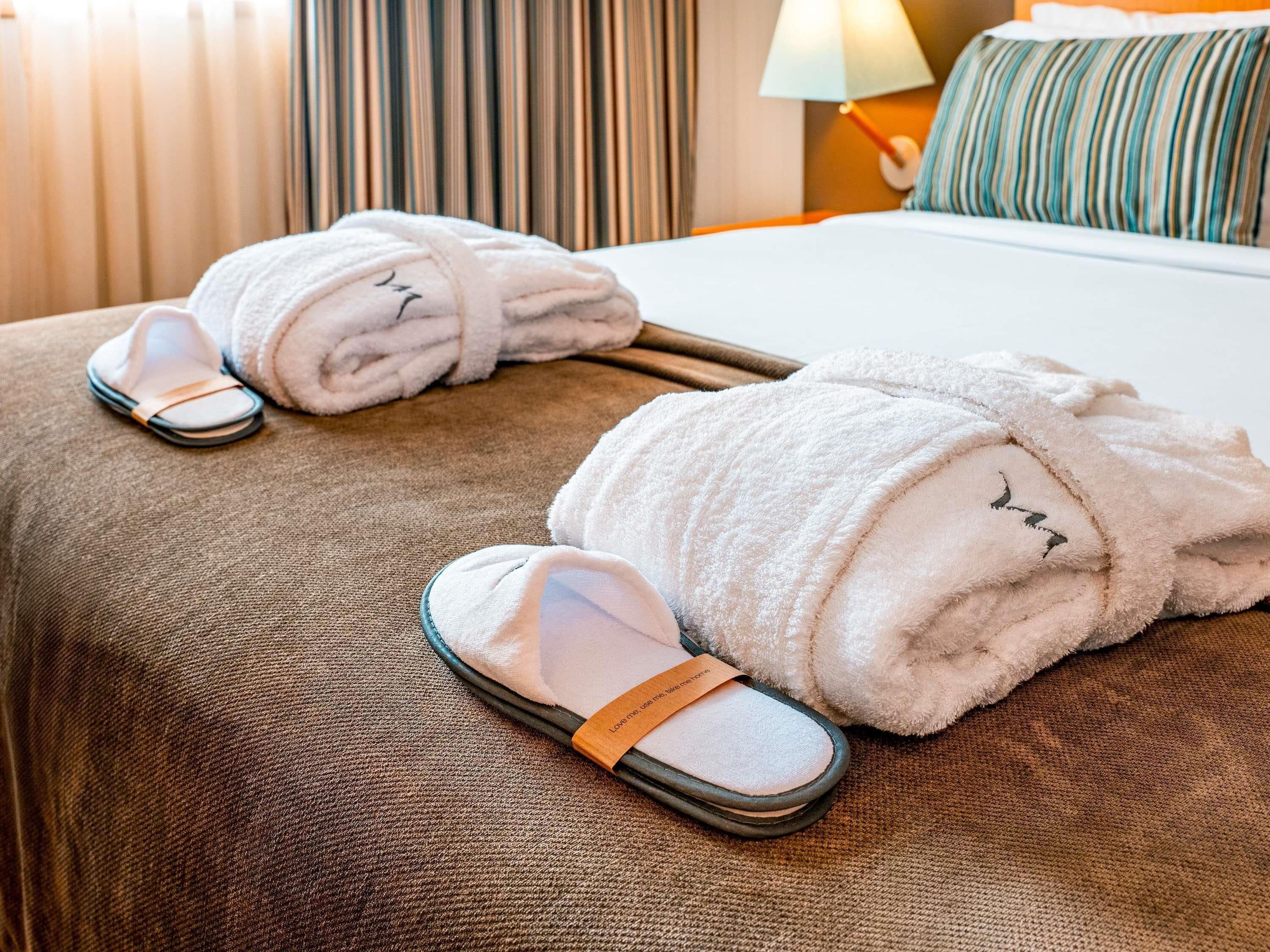 Literie hypoallergénique, coffres-forts dans les chambres, bureau