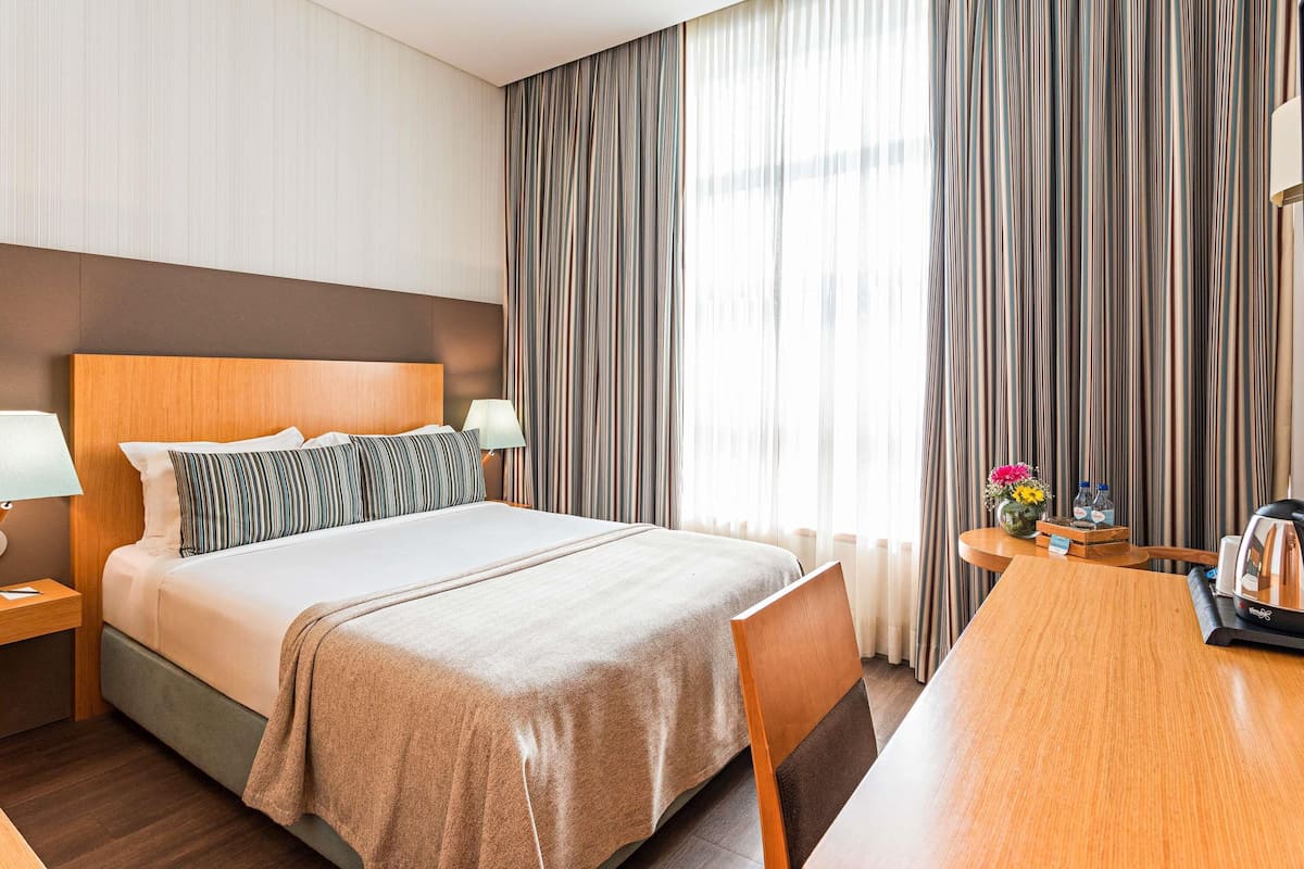 Standard Room, 1 Katil Ratu (Queen) | Peralatan tempat tidur hipoalergenik, peti besi dalam bilik, meja