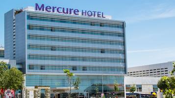 Un hôtel moderne, reconnaissable à son enseigne bien visible indiquant « MERCURE HOTEL ».