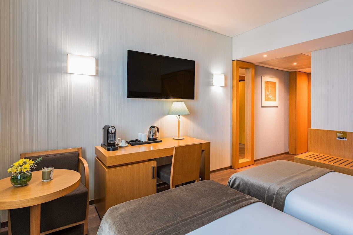 Privilege, Twin Room, 2 Twin Beds | Hypo-allergenic bedding, in-room safe, desk, laptop workspace