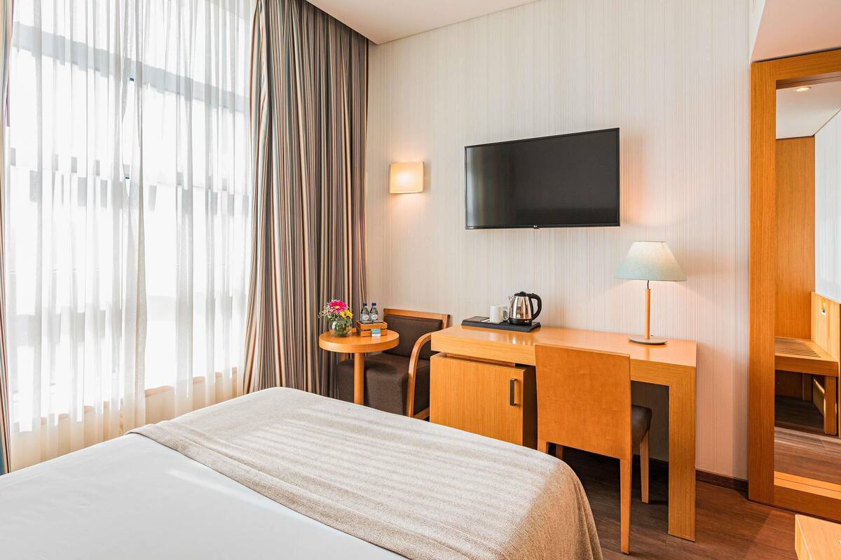 Quarto standard, 1 cama Queen | Roupas de cama antialérgicas, cofres nos quartos, escrivaninha