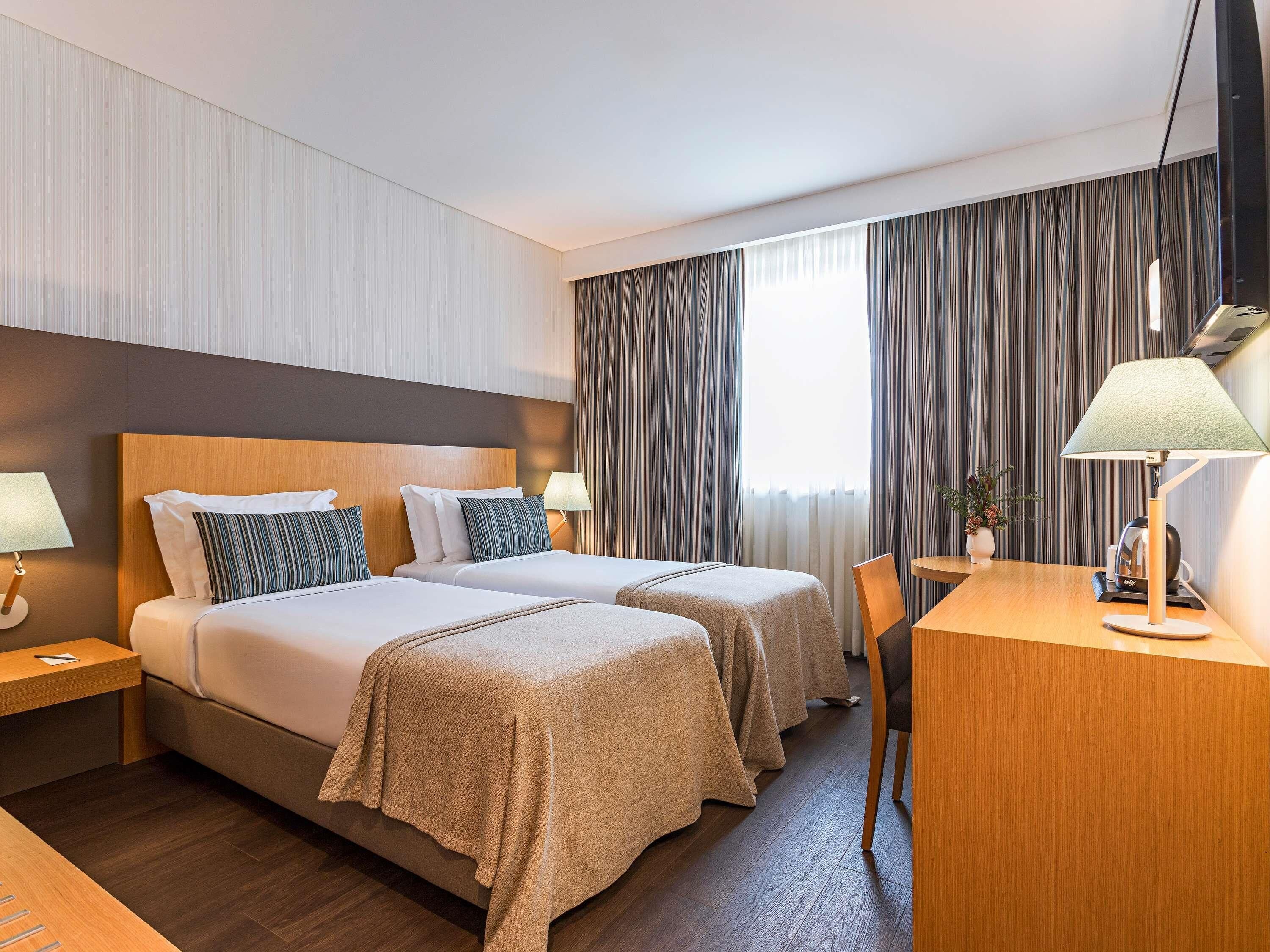 Ropa de cama hipoalergénica y caja de seguridad en la habitación 