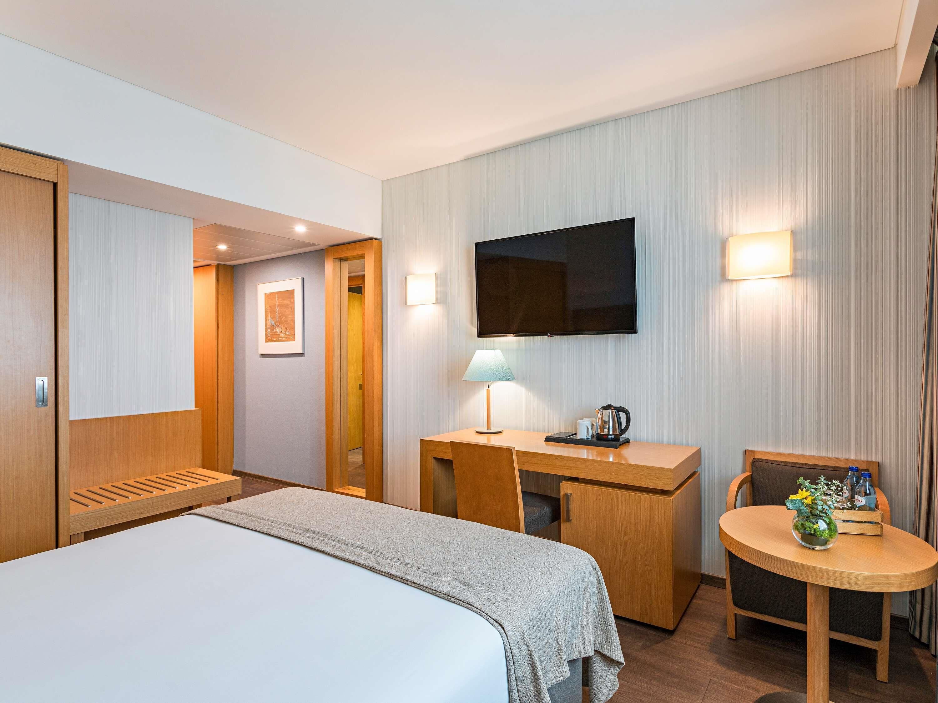 Allergivenligt sengetøj, pengeskab på værelset, skrivebord