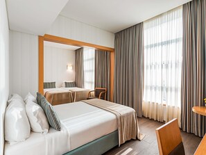 Hypo-allergenic bedding, in-room safe, desk, laptop workspace - Mercure Lisboa Almada (Almada)