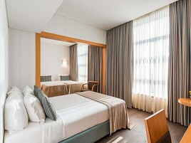 Hypo-allergenic bedding, in-room safe, desk, laptop workspace