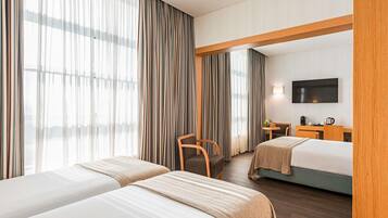 Ropa de cama hipoalergénica y caja de seguridad en la habitación