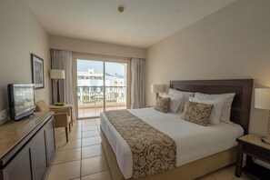 Habitación superior, 1 cama de matrimonio, vistas a la piscina | Colchones Select Comfort, caja fuerte, cortinas opacas