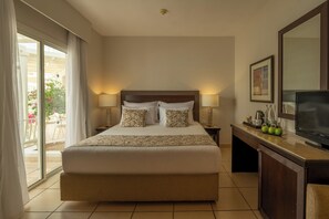 Habitación estándar, 1 cama Queen size, vista a la alberca | Camas Select Comfort y caja de seguridad en la habitación 