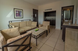 Family, Queen Bed, Garden View | Living room | 26-inch TV with satellite channels - JAZ Neo Sharks Bay (Sharm El Sheikh)