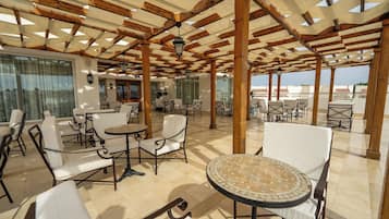 Se sirven desayunos, almuerzos y cenas; cocina internacional