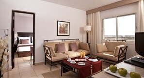 Tempat tidur Select Comfort, brankas, dan tirai kedap cahaya