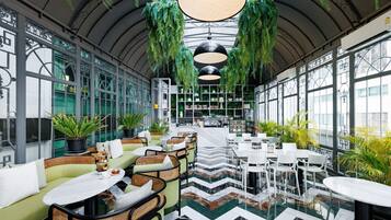 2 restaurants; breakfast, lunch and dinner served