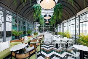 2 restaurants; breakfast, lunch, and dinner served - S31 Sukhumvit Hotel (Bangkok)