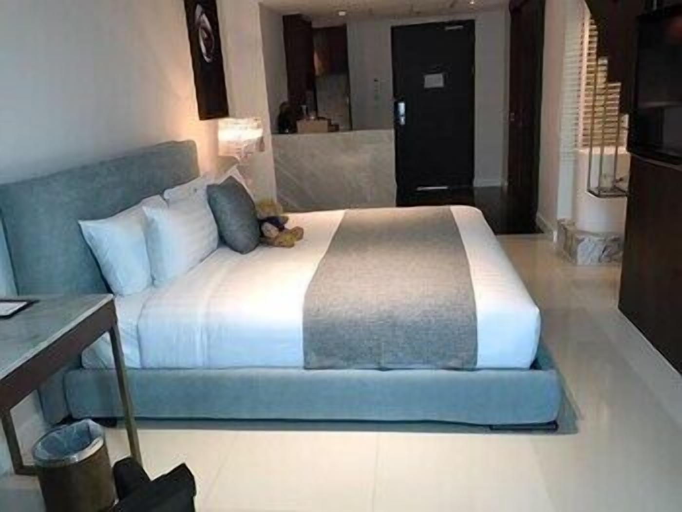 Camas con pillow-top, minibar y caja de seguridad en la habitación 