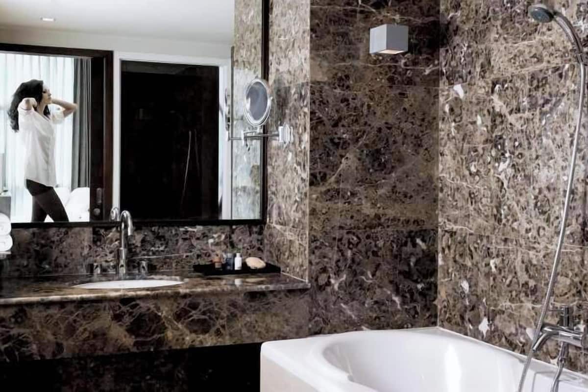 Baño | Amenidades de baño gratuitas, secadora de cabello, batas, pantuflas