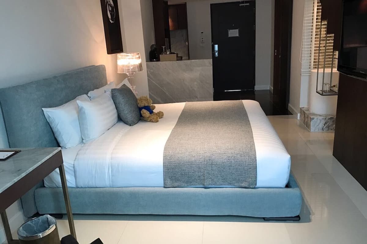 Camas con pillow-top, minibar y caja de seguridad en la habitación