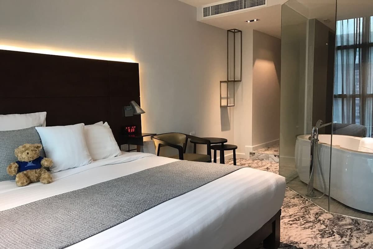 Camas con pillow-top, minibar y caja de seguridad en la habitación