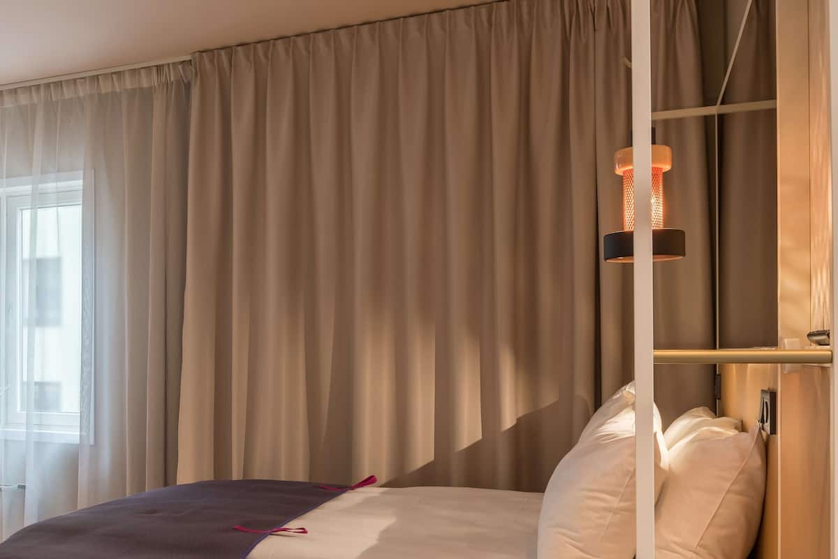 Room, 1 Queen Bed | Hypo-allergenic bedding, in-room safe, free cribs/infant beds, free WiFi