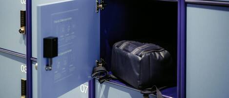 Un conjunto de taquillas con cerradura digital y una bolsa en su interior.
